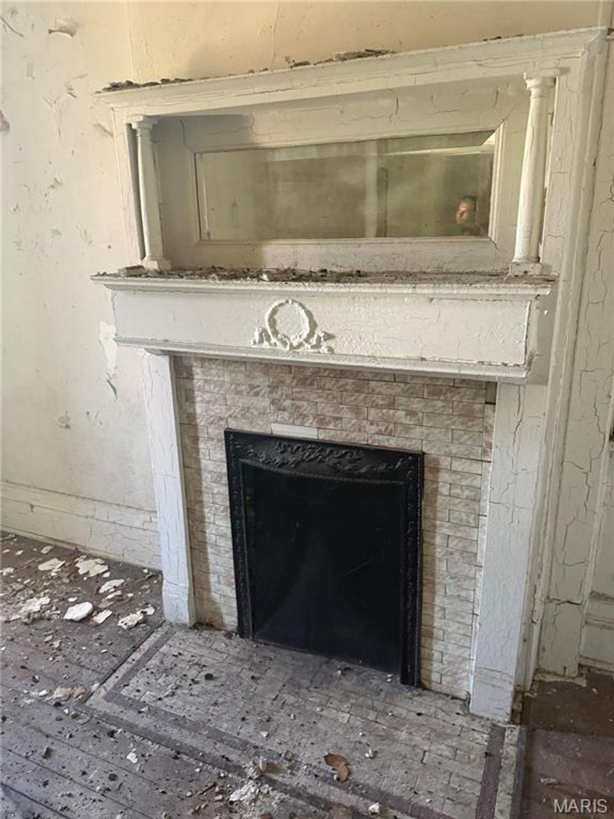 This 4-Family historic property on a quiet street offers an exciting investment opportunity in a rapidly developing area in the Central West End with ARV over $350K! All 2BR/1BA spacious units are over 1000 sq ft. Exterior tuck pointing has already been completed along with all new decking and back porches constructed with high-end timber.