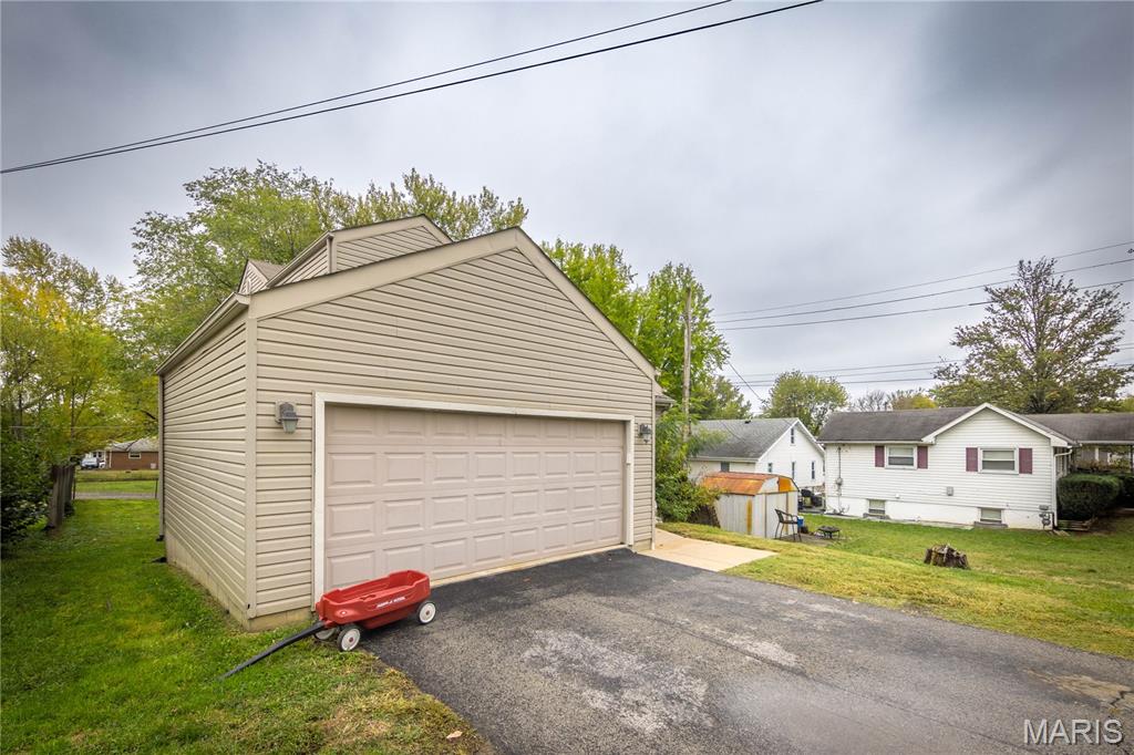 2204-06 Burns Ave Lt Split - Residential