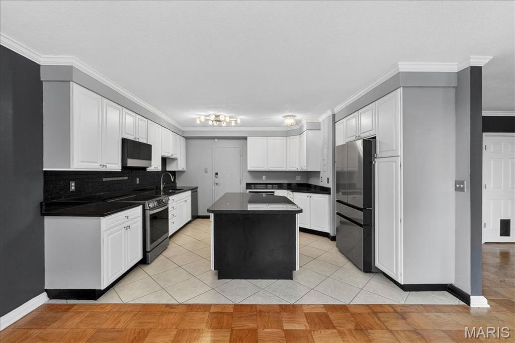 Hanley Towers Apts Condo - Residential