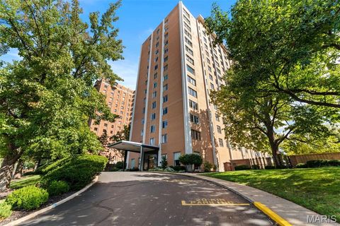 Photo of 900 S Hanley Road #7E, Clayton, MO 63105 (MLS # 26002405)