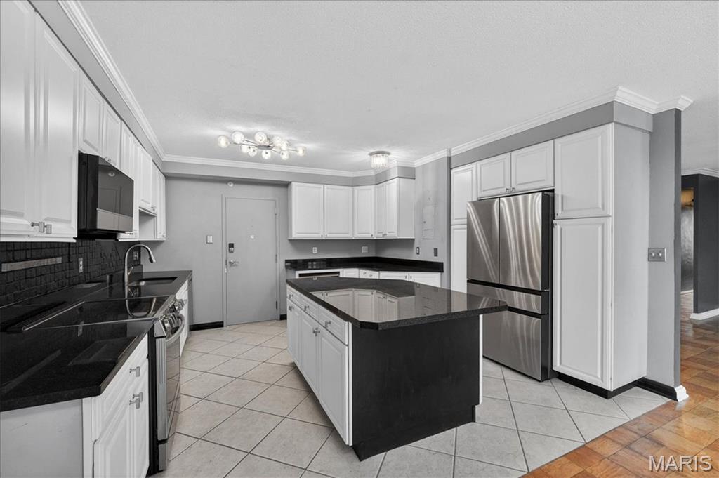 Hanley Towers Apts Condo - Residential