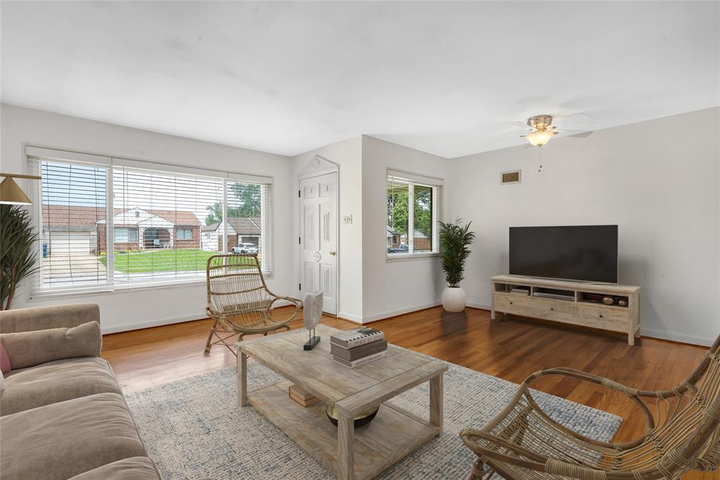 Affton, Missouri 63123, United States, 2 Bedrooms Bedrooms, ,2 BathroomsBathrooms,Residential,Pending,138822