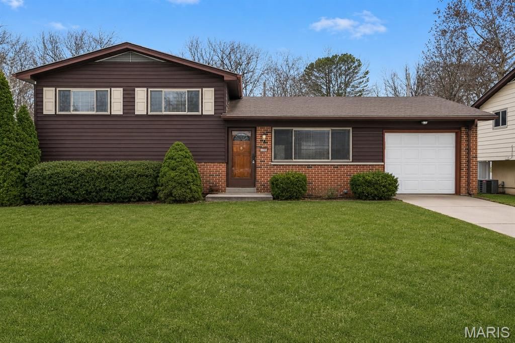 Photo of 11008 Baywood Terrace, St Louis, MO 63126 (MLS # 26028253)