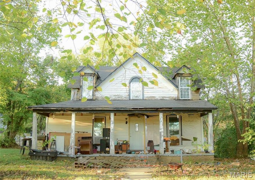 Great investment opportunity! This 3 bedroom, 1 1/2 bath home has tons of potential and is priced to sell. Bring your vision and make this your next project. Conveniently located right in town with easy access to shopping and dining.