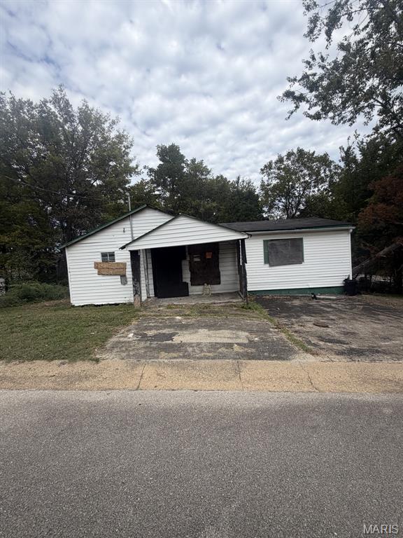 Photo of 609 Flint Street, Poplar Bluff, MO 63901 (MLS # 26067948)