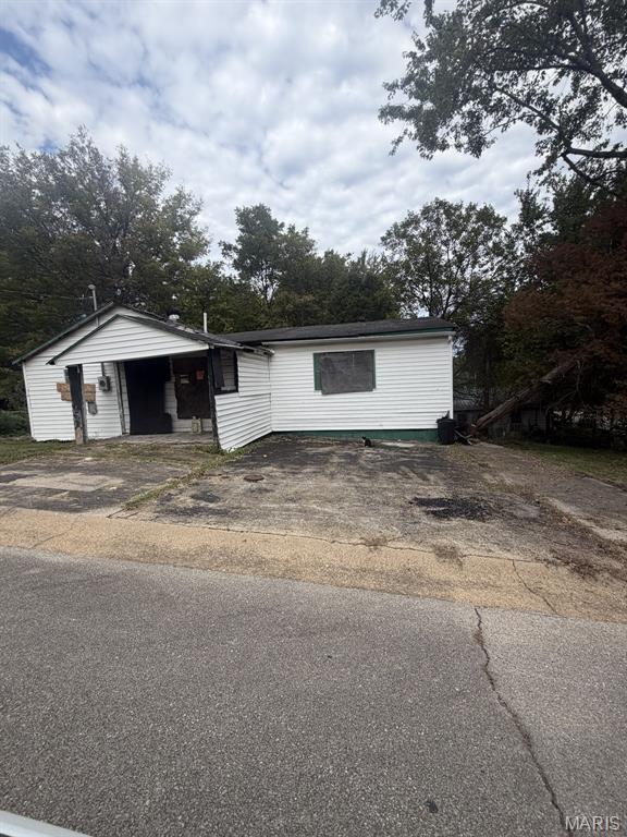 Photo of 609 Flint Street, Poplar Bluff, MO 63901 (MLS # 26067948)