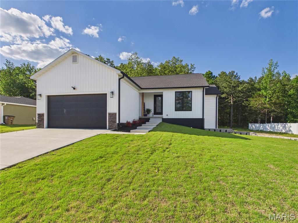 Photo of 251 Ruth Harris Lane, Poplar Bluff, MO 63901 (MLS # 26027227)