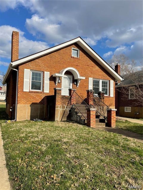 Photo of 2452 Brown Road, Sycamore Hills, MO 63114 (MLS # 26059403)