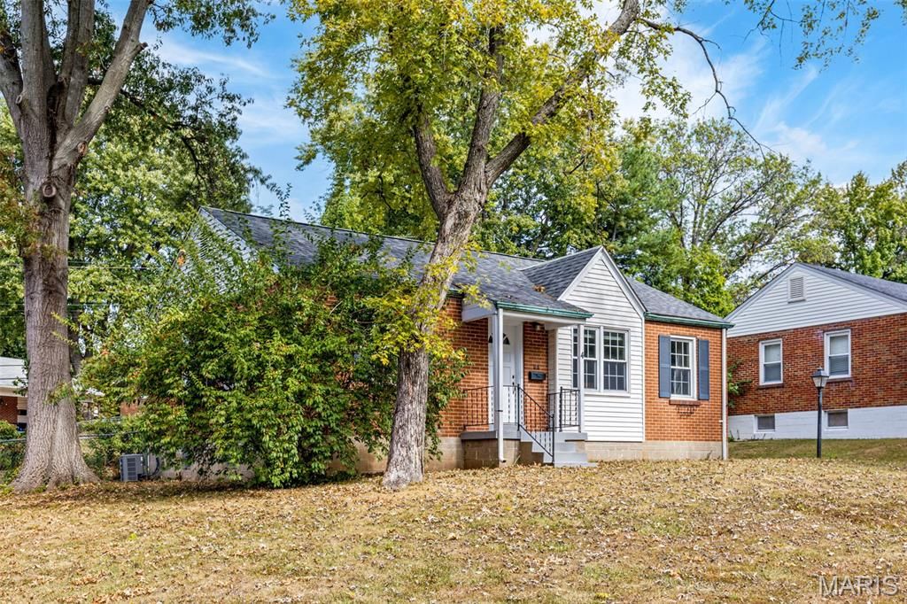 Photo of 4 Saint James Court, Florissant, MO 63031 (MLS # 25071647)