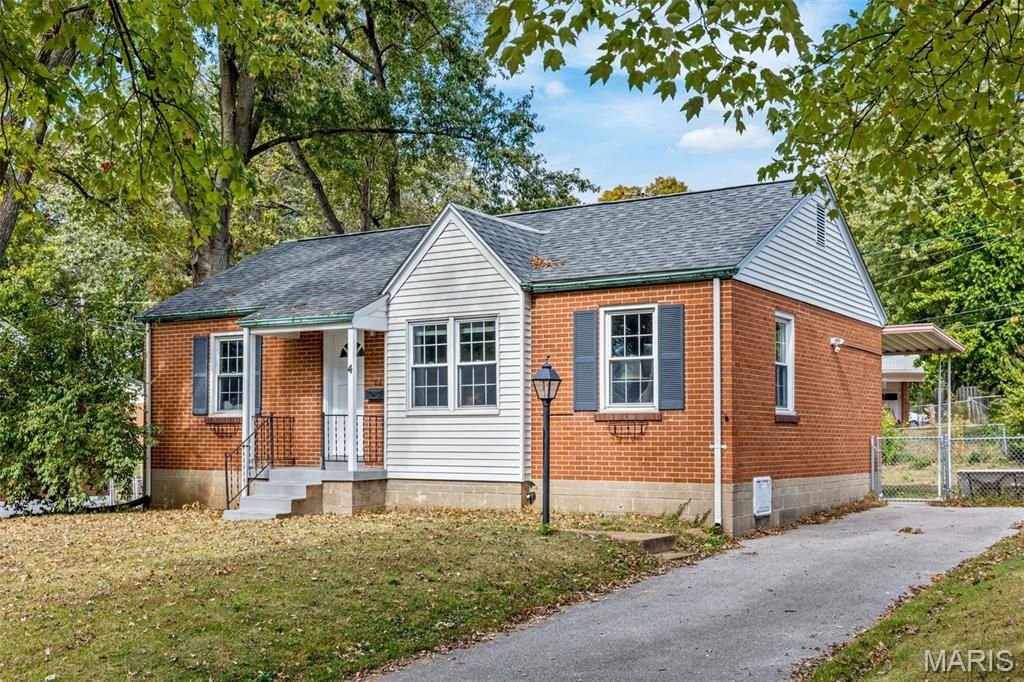 Photo of 4 Saint James Court, Florissant, MO 63031 (MLS # 25071647)