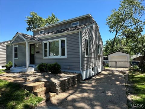Photo of 1912 Overland Drive, St Louis, MO 63114 (MLS # 26030400)
