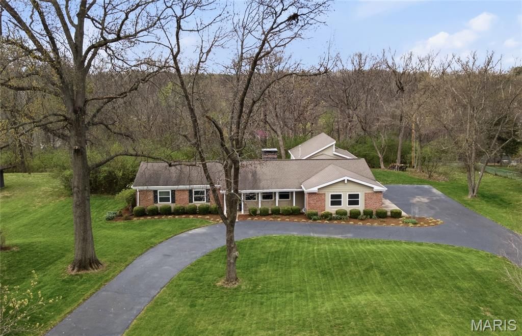 Photo of 27 Chesterton Lane, Chesterfield, MO 63017 (MLS # 26005832)