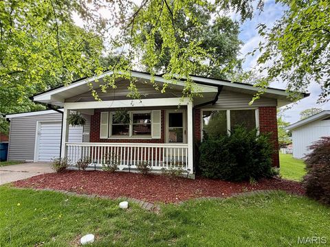 Photo of 1909 Madison Avenue, Edwardsville, IL 62025 (MLS # 26032121)