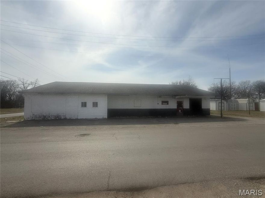 This property is located just off of Ward Avenue on the corner of E 12th Street and Walker Avenue. It has been a well known family business in Caruthersville for years. Commonly known as Morgan's Bar and Liquor Store. 5300 SQ FT +/- concrete block building. The original Wood Bar, tables, chairs, and the kitchen equipment is included. (NO Warranty on the Equipment) Great location for converting to retail shop or family gathering place, or with your remodel,  office space. Lot Size 100X140.