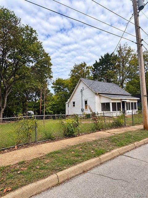Photo of 307 Euclid Avenue, Poplar Bluff, MO 63901 (MLS # 26067960)