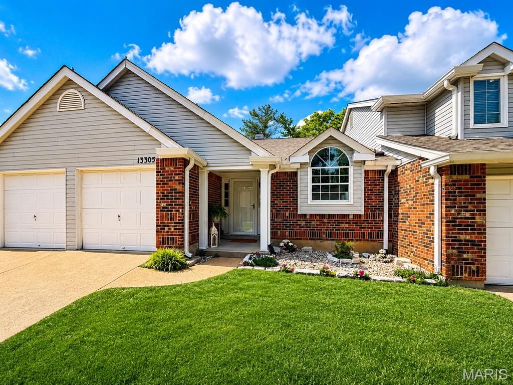 Photo of 13305 Woodlake Village Court E, Chesterfield, MO 63141 (MLS # 26007536)