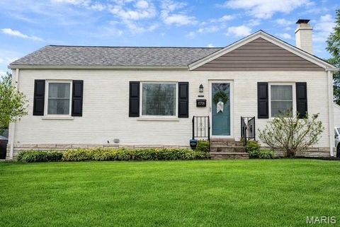 Photo of 9208 Southview Lane, St Louis, MO 63123 (MLS # 26018296)