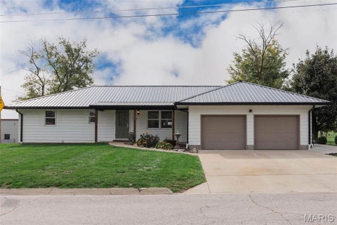 Photo of 1017 Pocahontas Avenue, Palmyra, MO 63461 (MLS # 26068547)
