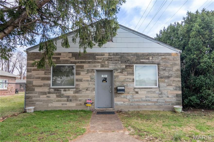 Over 2,500 sq ft of total space in this Single Level Construction Office with a Shop and/or Warehouse.  Just 2 blocks off South Broadway. The building offers 2 garage doors, with huge space and 10 ft ceilings.  One area is 39x25 and the other is 34x26.  The offices are 19x16 and 12x9.  Sink, microwave, half bath and separate shower are all convenient features of this building.  Room for offstreet parking in rear of building. Good access to I-55