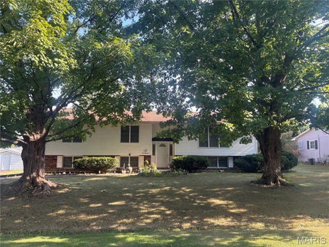 Photo of 1000 W Saint John Street, Vandalia, MO 63382 (MLS # 26059408)