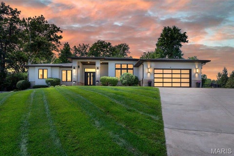 Photo of 10147 Fieldcrest Lane, Ladue, MO 63124 (MLS # 26035329)