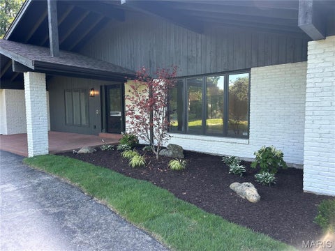 Photo of 15 Meadowbrook Country Club Estate, Ballwin, MO 63011 (MLS # 26037089)