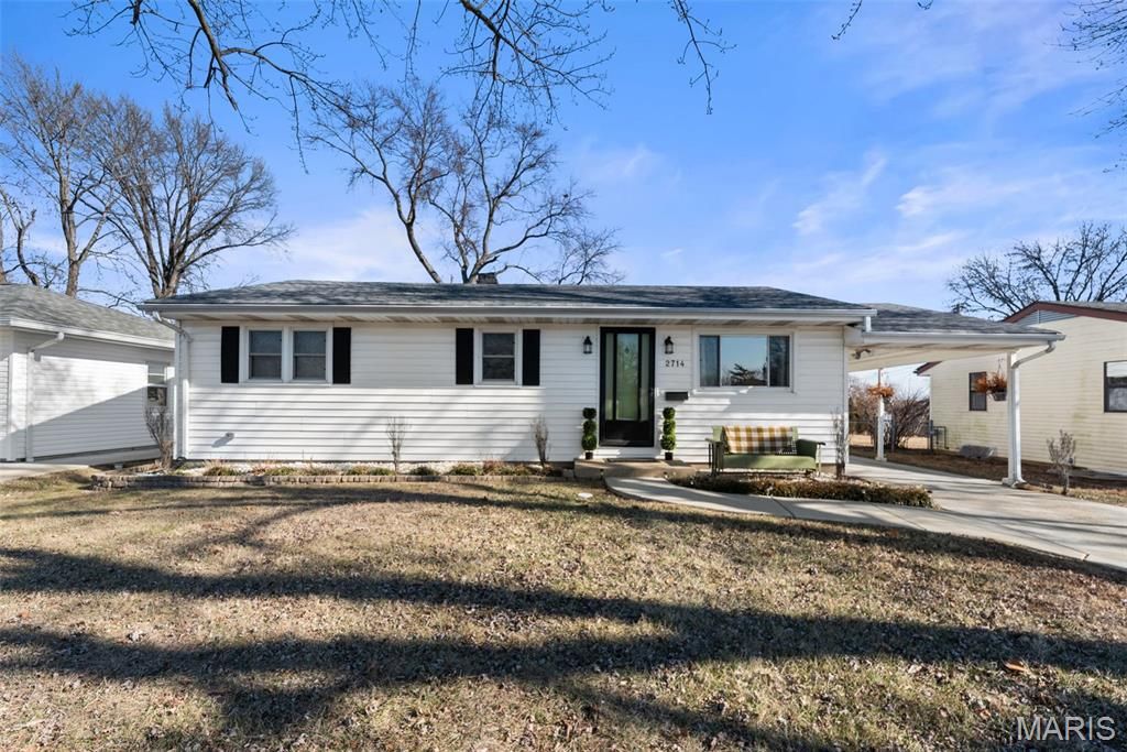 Photo of 2714 Linden Place, St Charles, MO 63301 (MLS # 26003278)