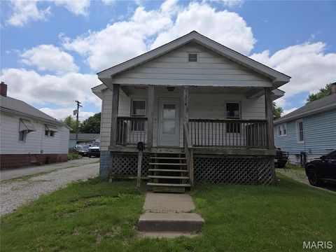 Photo of 316 Picker Avenue, Wood River, IL 62095 (MLS # 26032166)
