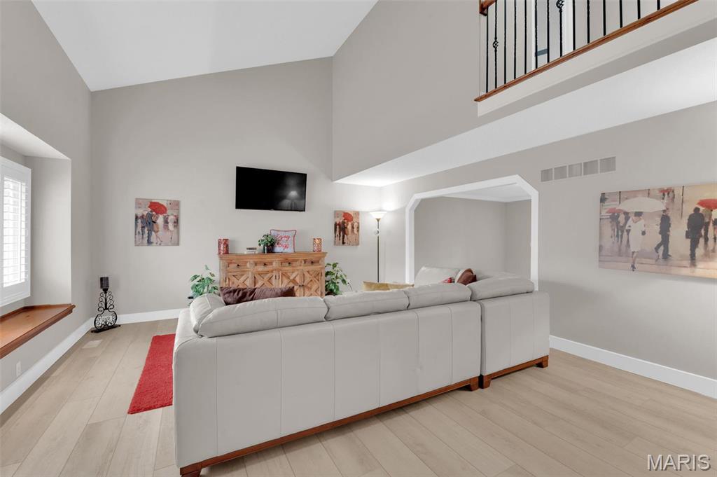 11 Lakeside Circle