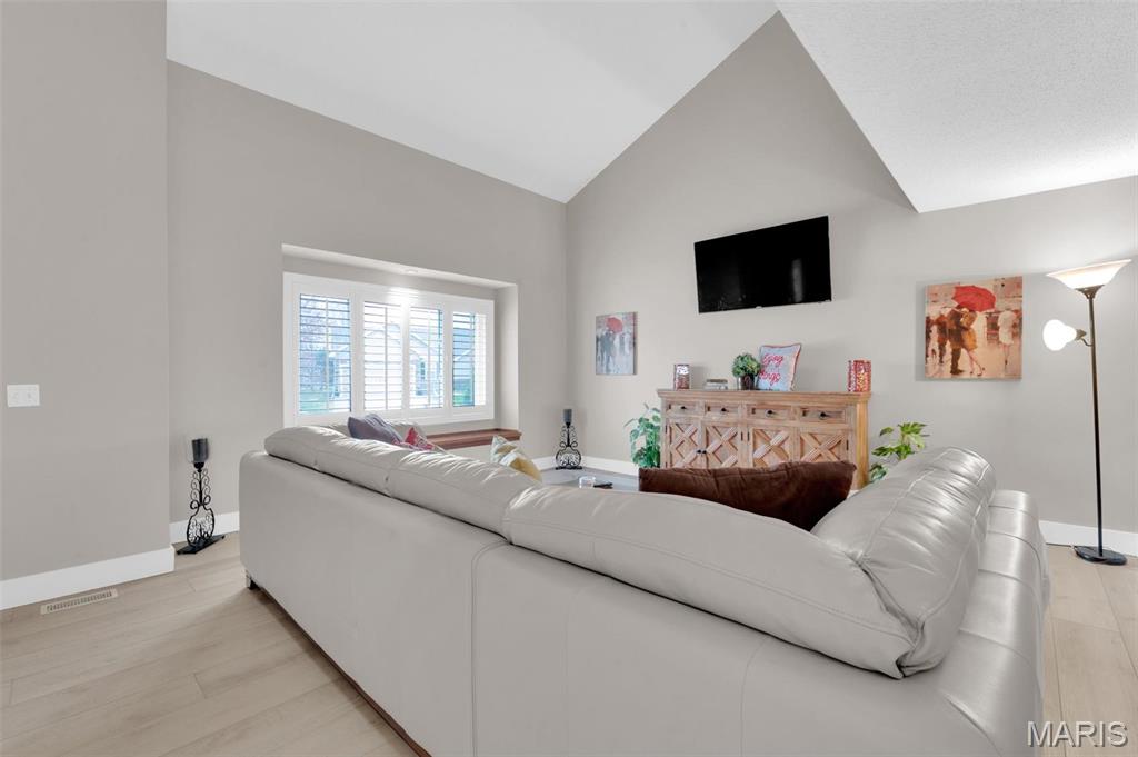 11 Lakeside Circle