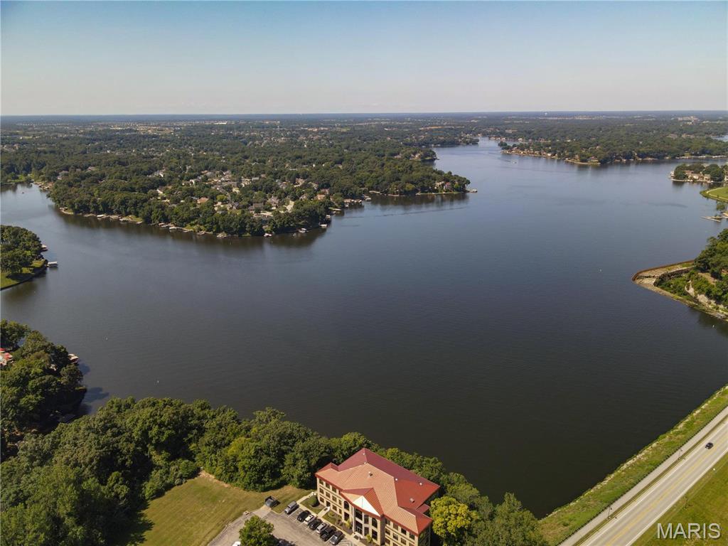 11 Lakeside Circle