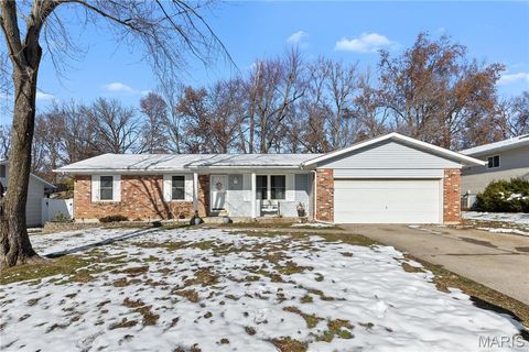 Photo of 18 Kenworth Drive, St Peters, MO 63376 (MLS # 25081787)