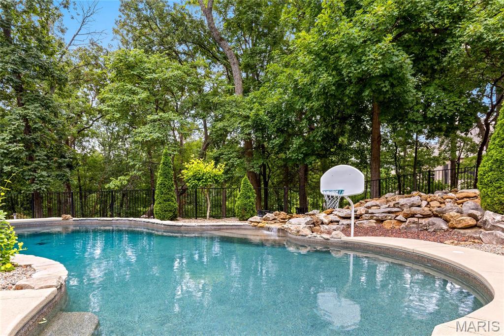 Whitmoor Upper Rdwy & Esmt - Residential