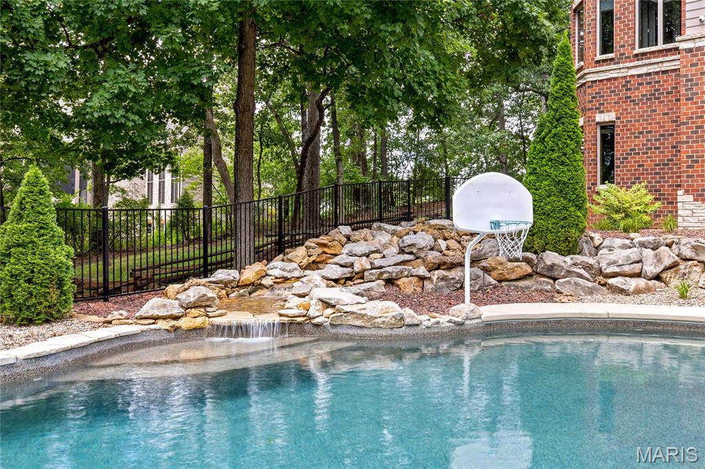 Whitmoor Upper Rdwy & Esmt - Residential