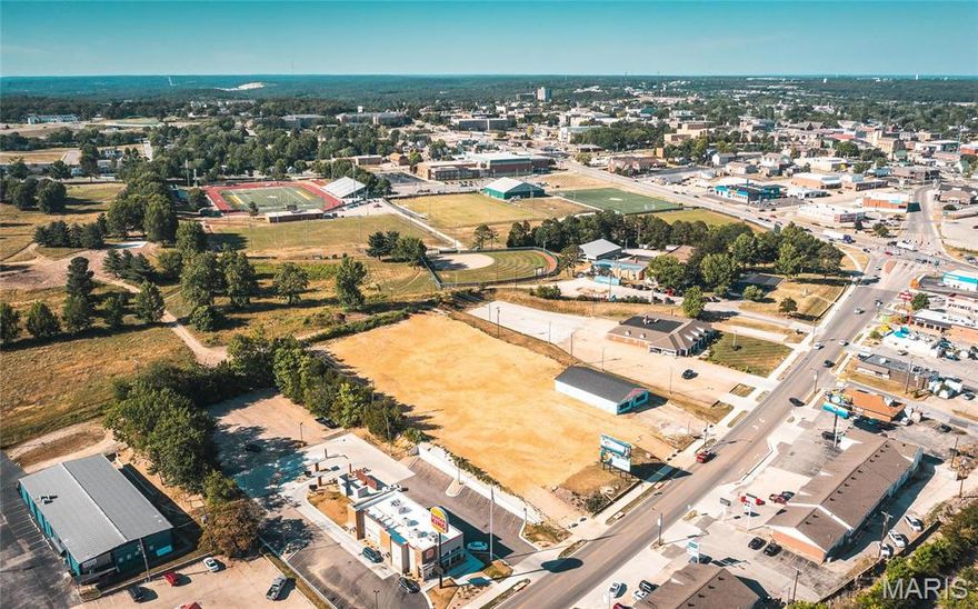Prime location alert! This 1.2 m/l acre property boasts excellent road frontage and high visibility along Kingshighway, a bustling area near major restaurant chains and thriving businesses. Ideal for new commercial development, the property features a 4,000 m/l square foot commercial building that can be refurbished or replaced. Don't miss out on this opportunity! Available for lease at $5,500 per month.
