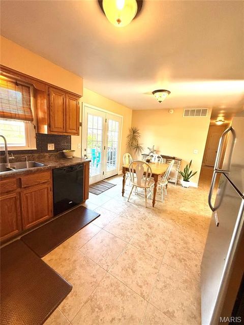 Tiny photo for 315 S Main Cross, Bowling Green, MO 63334 (MLS # 26024378)