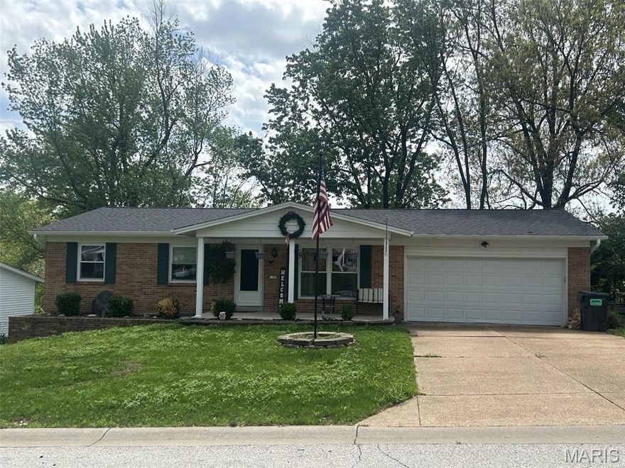 Brick home on Cul de sac that backs up to Heatherbrook Park via back gate. 12 x 26 screened-in porch on rear to entertain & relax. Covered front porch, back yard Workshop/Office has heat & A/C plus view of the park, Fire Pit, Swing & Seating area facing park. Park close at night. Walking trails connect with Webster Park & Katy Trail 1 1/2 mile away.