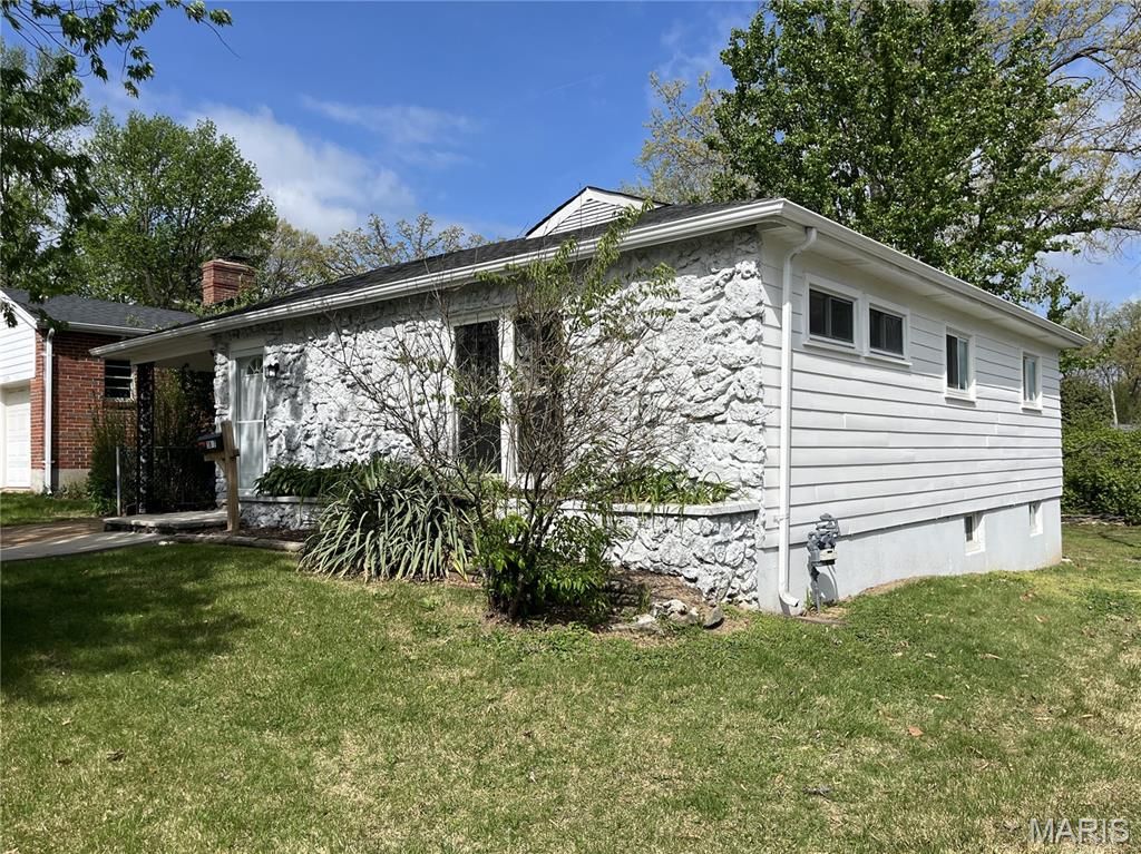 Photo of 1027 Leawood Drive, St Louis, MO 63126 (MLS # 26024252)