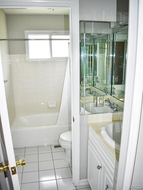 St Louis, Missouri 63119, United States, 2 Bedrooms Bedrooms, ,2 BathroomsBathrooms,Residential,Active,221661