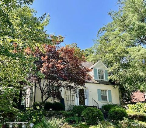 Photo of 150 W Glenwood Lane, Kirkwood, MO 63122 (MLS # 25074469)