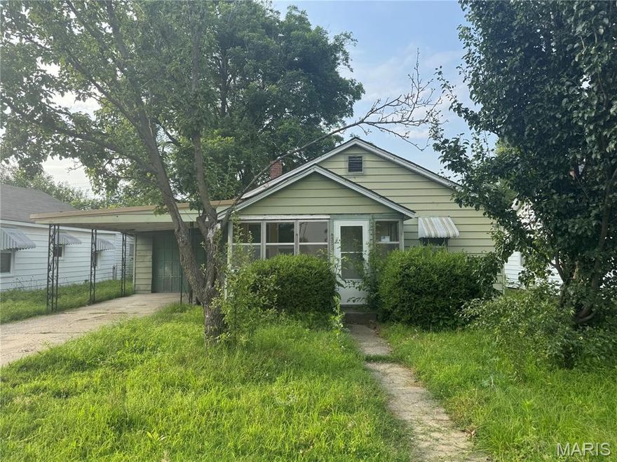 Great opportunity for investors! This 2-bedroom property offers solid potential as a rental or flip, with a manageable layout and room to add value. Whether you're expanding your portfolio or getting started in real estate, this is a smart, affordable option.