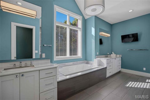 Tiny photo for 15 Ladue Meadows, Creve Coeur, MO 63141 (MLS # 26066705)