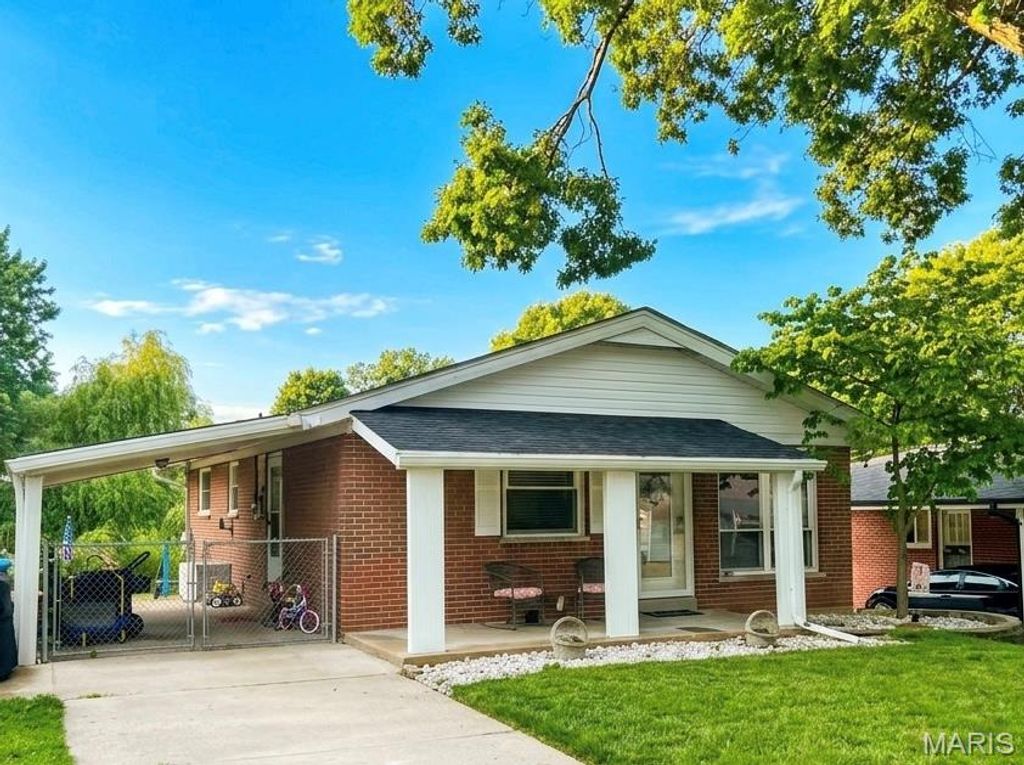 Photo of 8537 Vasel Avenue, St Louis, MO 63123 (MLS # 26031814)