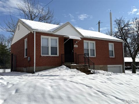 Photo of 2820 Ashby Road, St Louis, MO 63114 (MLS # 25079561)
