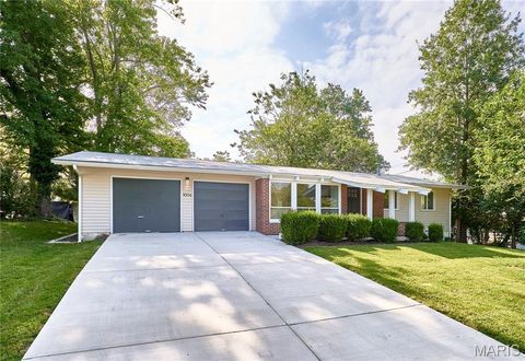 Photo of 1004 Tempo Drive, Creve Coeur, MO 63146 (MLS # 25058276)