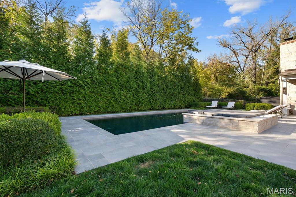 Ladue Manor - Residential