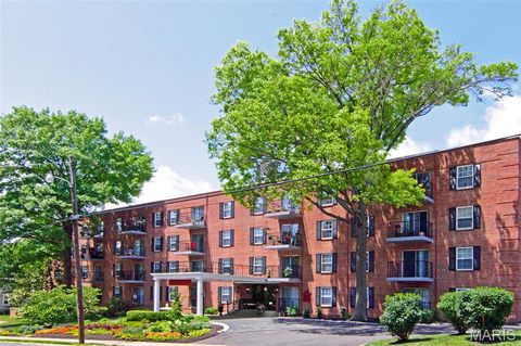 Tiny photo for 55 S Gore Ave #1 H, Webster Groves, MO 63119 (MLS # 26001069)
