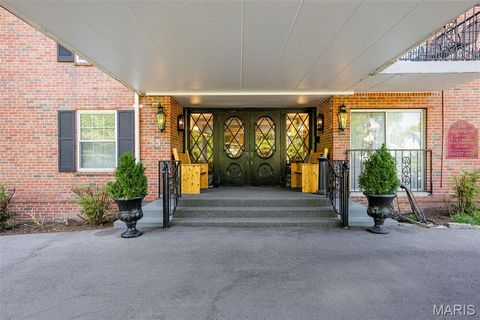 Tiny photo for 55 S Gore Ave #1 H, Webster Groves, MO 63119 (MLS # 26001069)