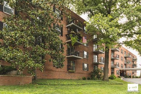 Tiny photo for 55 S Gore Ave #1 H, Webster Groves, MO 63119 (MLS # 26001069)