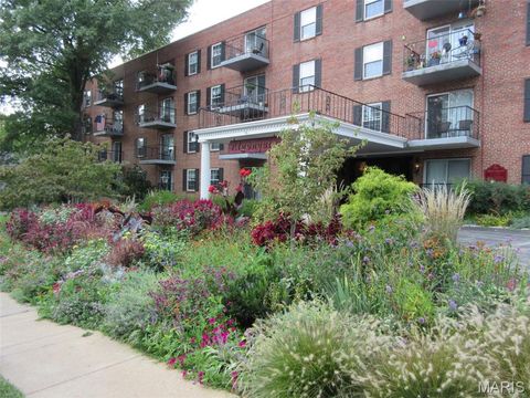 Tiny photo for 55 S Gore Ave #1 H, Webster Groves, MO 63119 (MLS # 26001069)